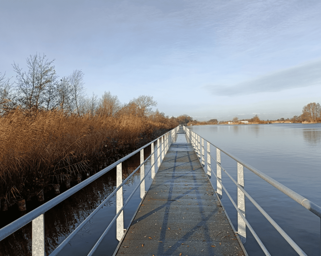 lopen over het water Nieuwkoopse Plassen