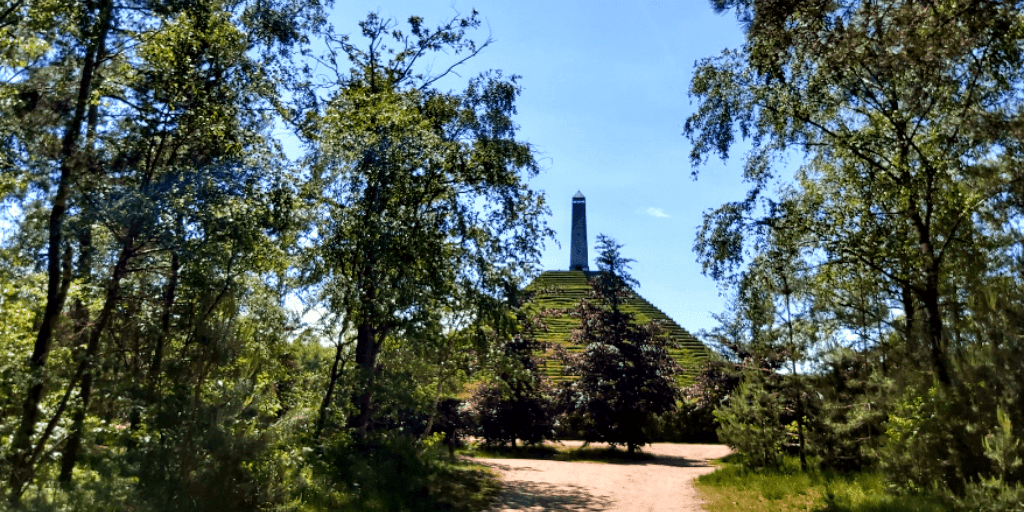 Wandeling hond Pyramide van Austerlitz